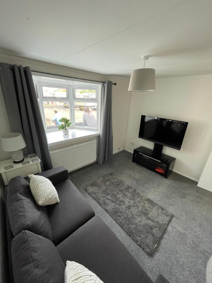 1-Bedroom Semi-Detached Chalet In Uddingston, Glasgow Exterior photo