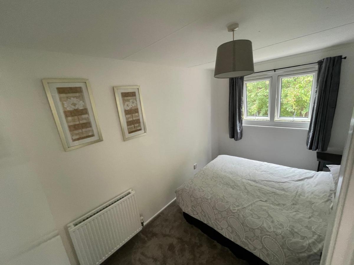 1-Bedroom Semi-Detached Chalet In Uddingston, Glasgow Exterior photo