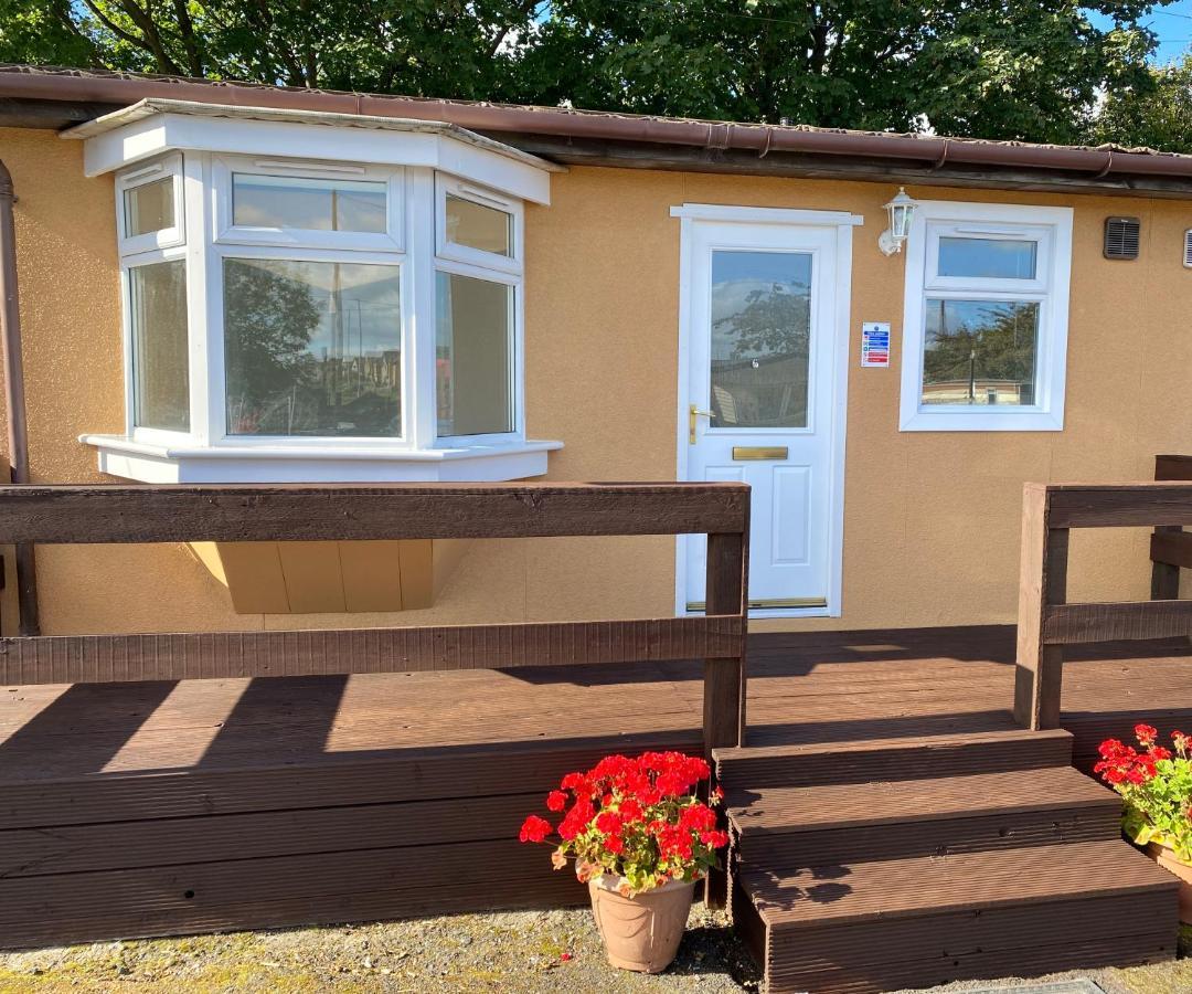1-Bedroom Semi-Detached Chalet In Uddingston, Glasgow Exterior photo