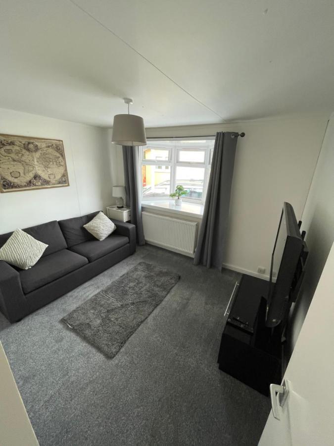1-Bedroom Semi-Detached Chalet In Uddingston, Glasgow Exterior photo